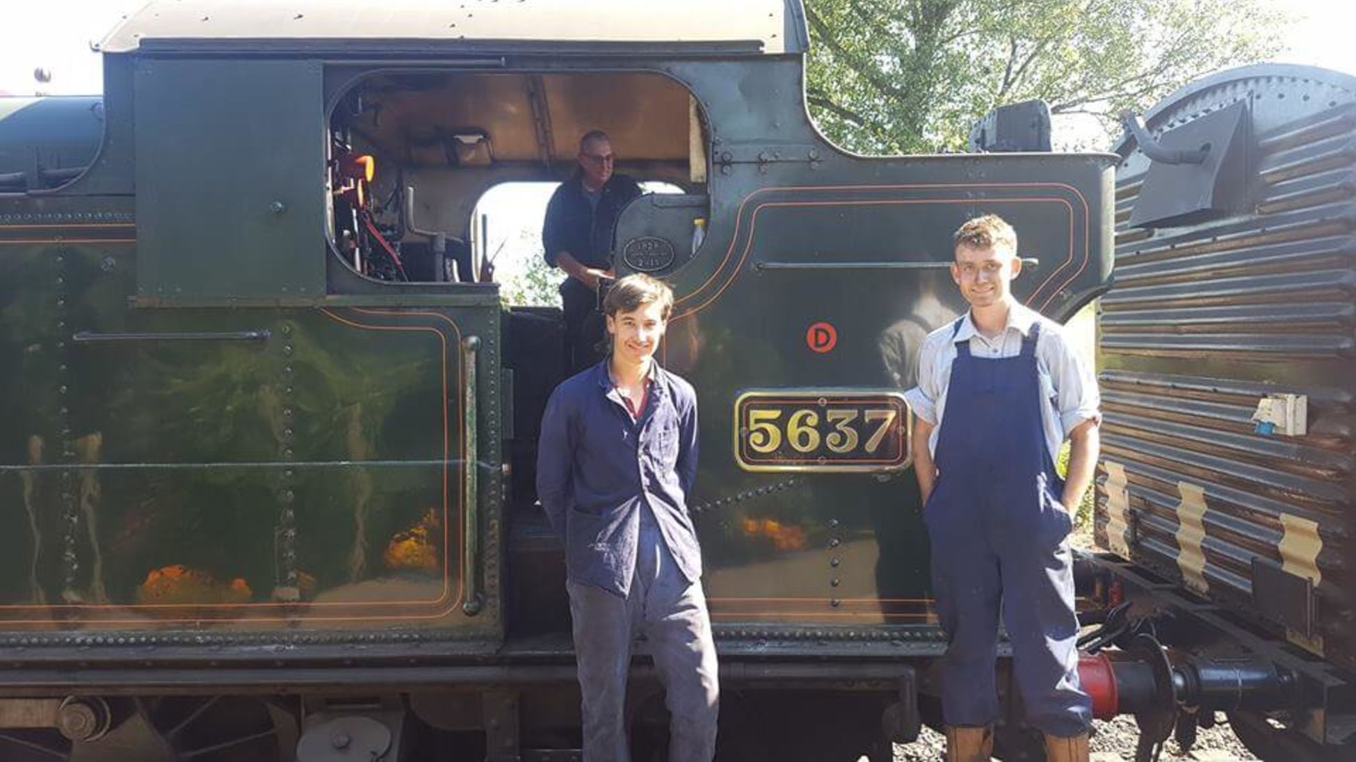 Two volunteers in front of an locomotive